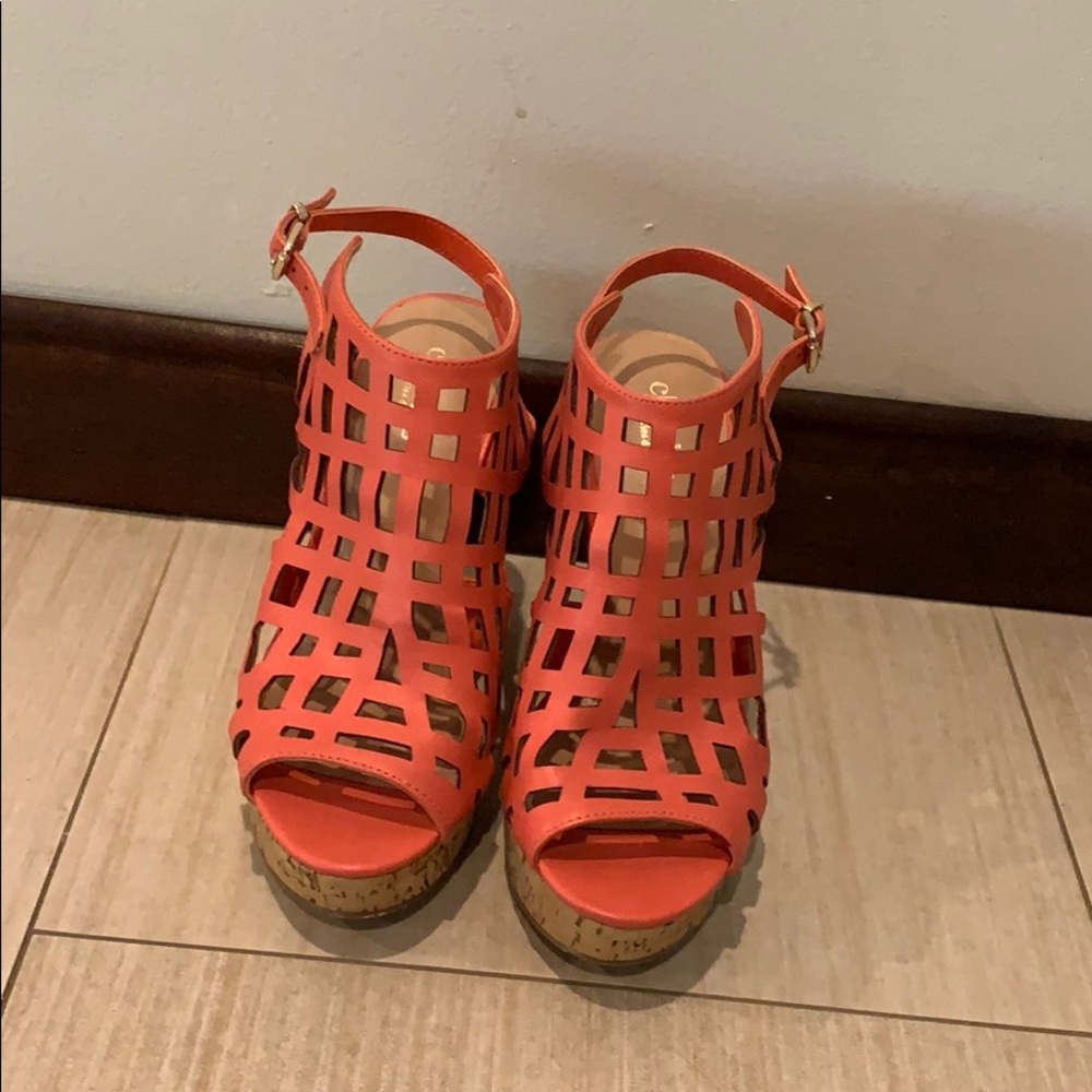 Coral cork wedges